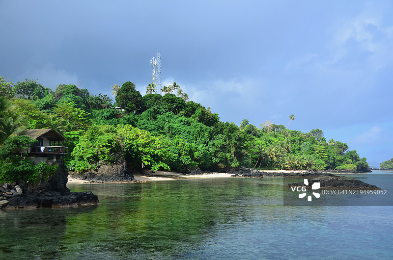 湖边的树木与天空，萨摩亚图片素材