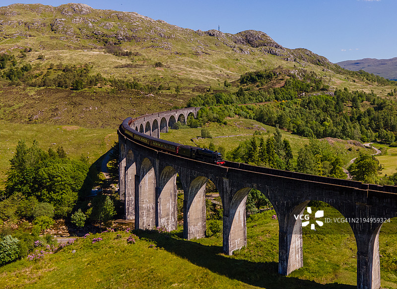 雅各比特蒸汽火车在格伦芬南高架桥上图片素材