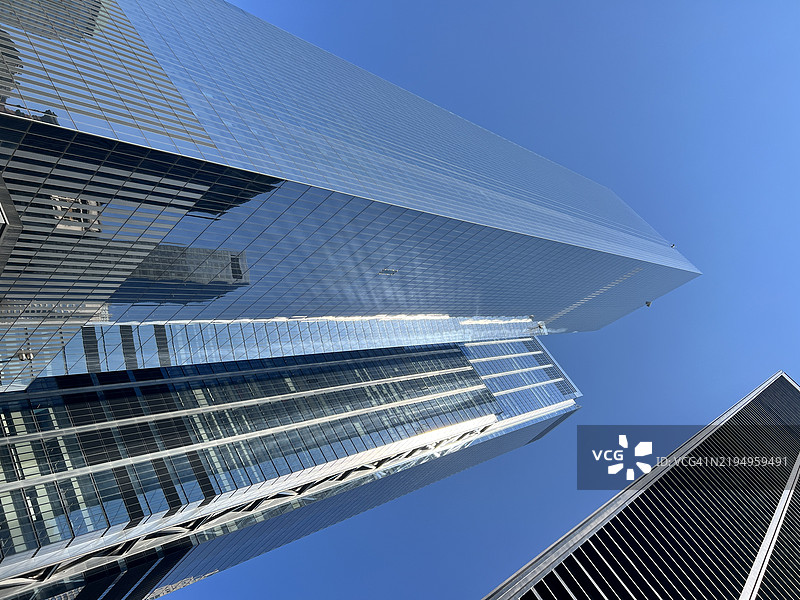 现代建筑在蓝天映衬下的低角度视图，美国图片素材