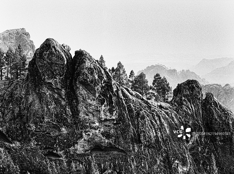清澈天空下的山脉美景图片素材
