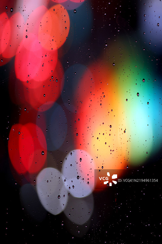 五彩斑斓的雨窗与散景背景图片素材