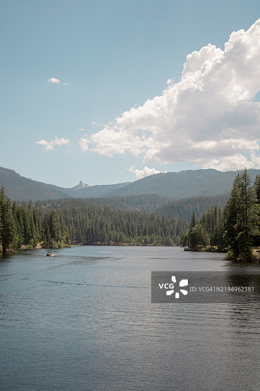 加利福尼亚州西斯基尤县湖泊与天空的美丽景色图片素材