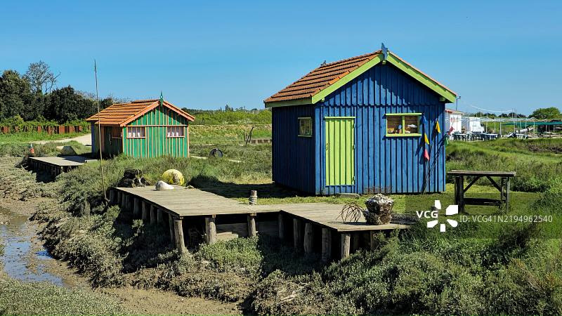 海滩上房屋的景观，背景是晴朗的蓝天图片素材