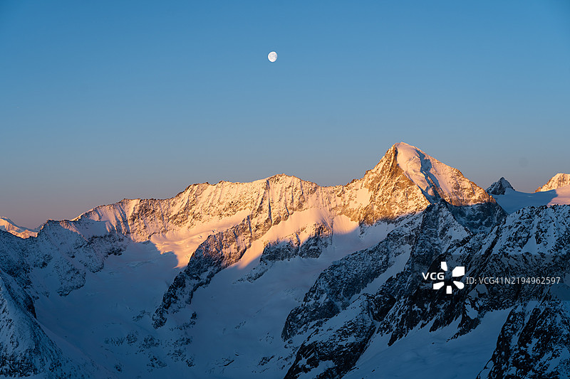 瑞士雪山在晴朗天空下的美丽景色图片素材