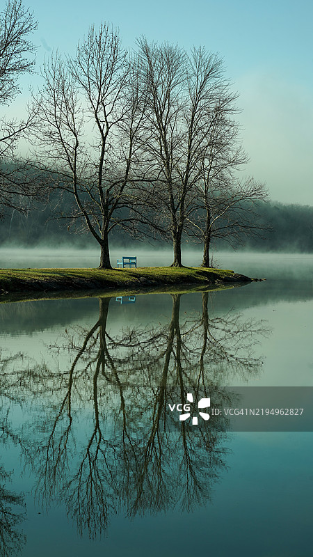 湖边的树木与天空，罗卡威海滩，密苏里州，美国图片素材