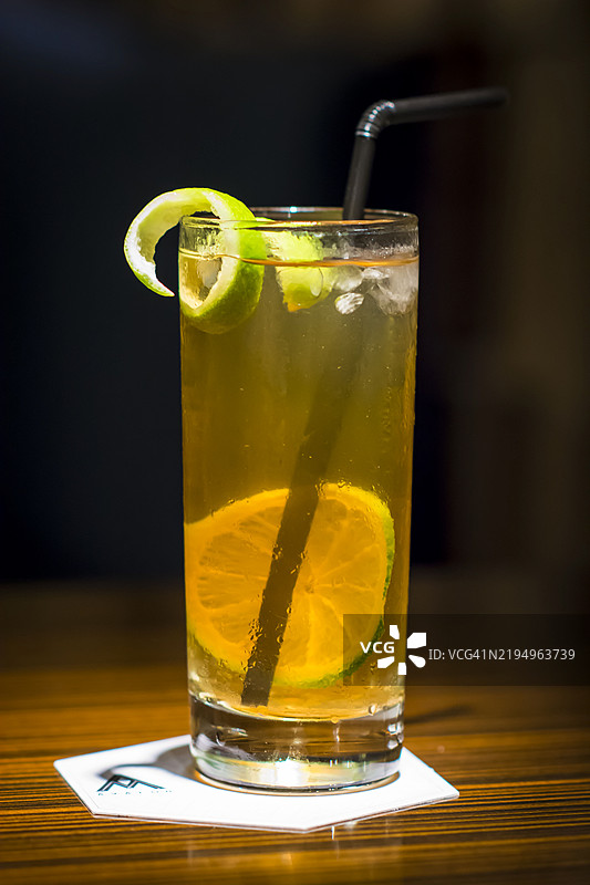 高脚杯中的奇尔卡诺皮斯科酒饮，搭配橙汁图片素材
