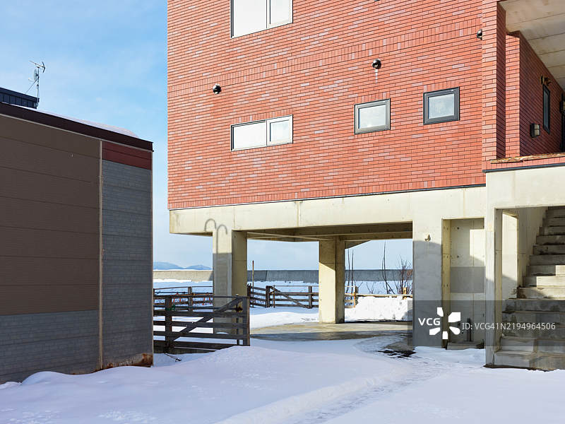 冬季天空下的建筑景观图片素材