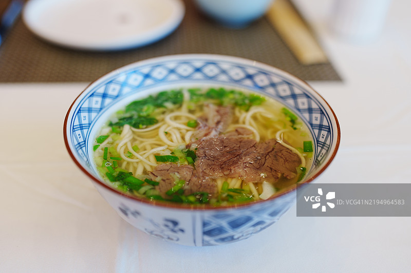 碗里盛着汤的特写镜头放在桌子上图片素材