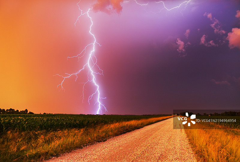 阳光透过风暴，地面闪电 II，伊利诺伊州托莱多，2021年6月12日，美国伊利诺伊州，USA图片素材