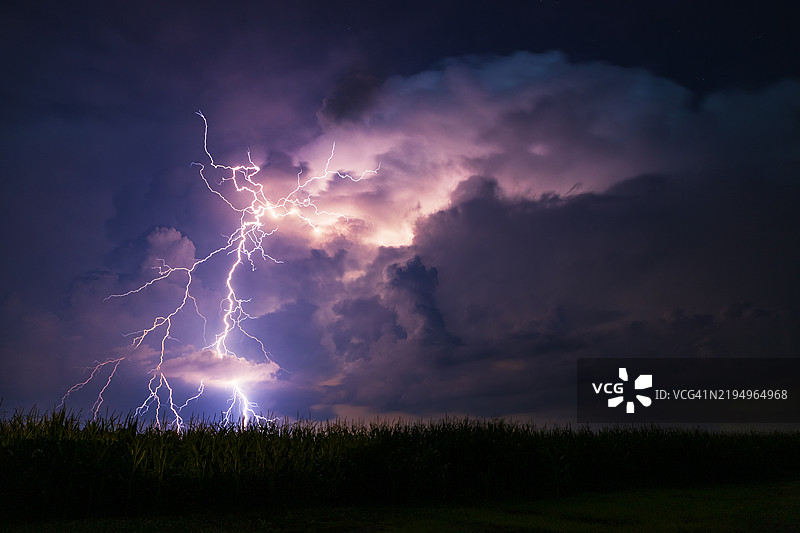 突如其来的闪电，正电荷闪电 疯狂的雷电风暴 2022年7月16日，伊利诺伊州简维尔，美国图片素材