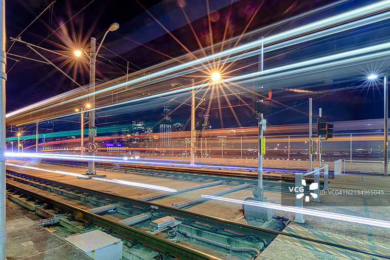 夜间休斯顿，德克萨斯州，美国的道路上光轨的高角度视图图片素材