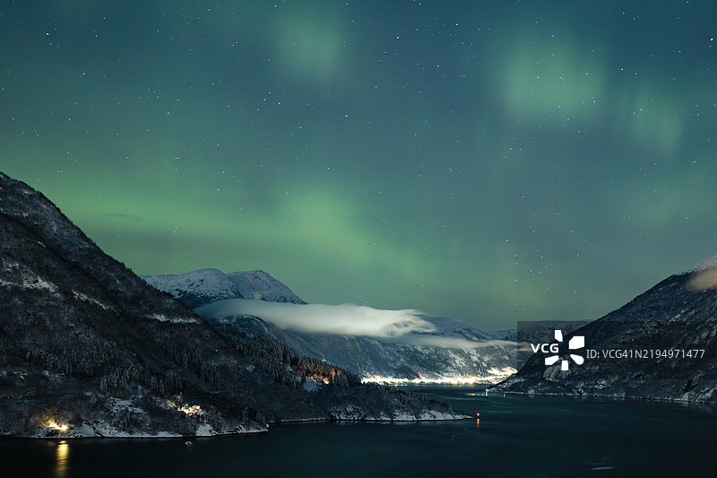 夜空下雪山的美丽景色图片素材