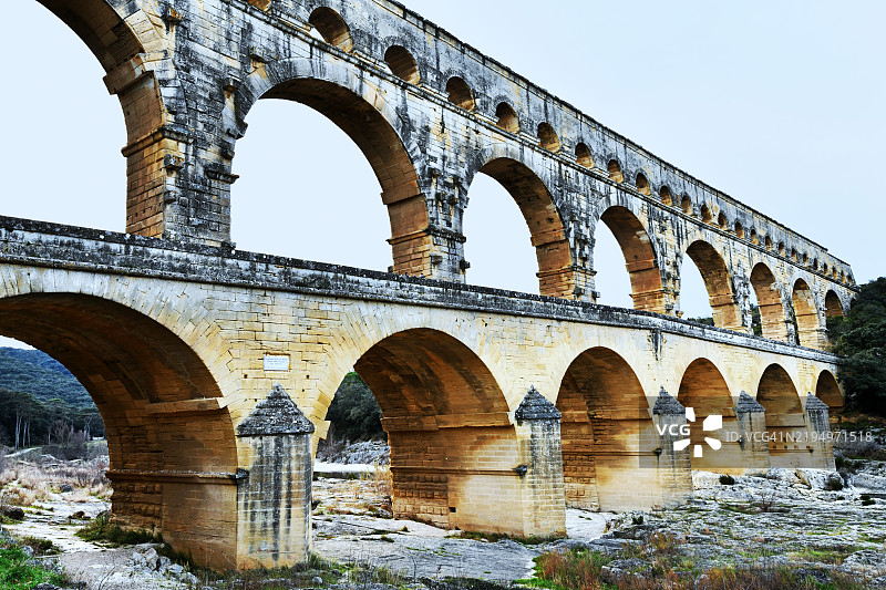 低角度视图的拱桥与晴朗的天空图片素材