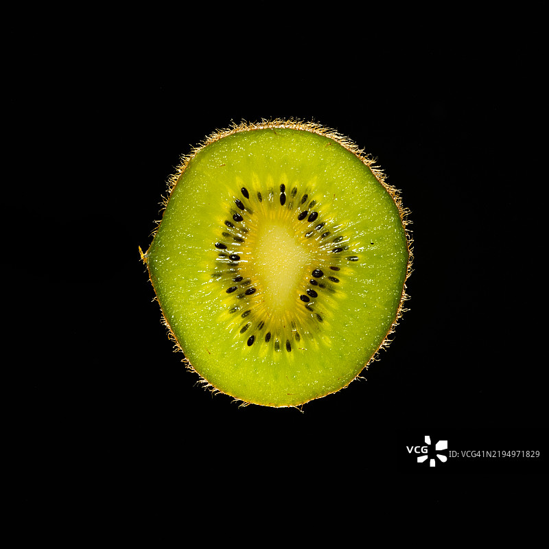 黑色背景下的猕猴桃特写， 美国， 美国图片素材