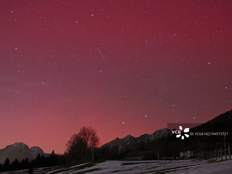 夜空下雪山的美丽景色图片素材