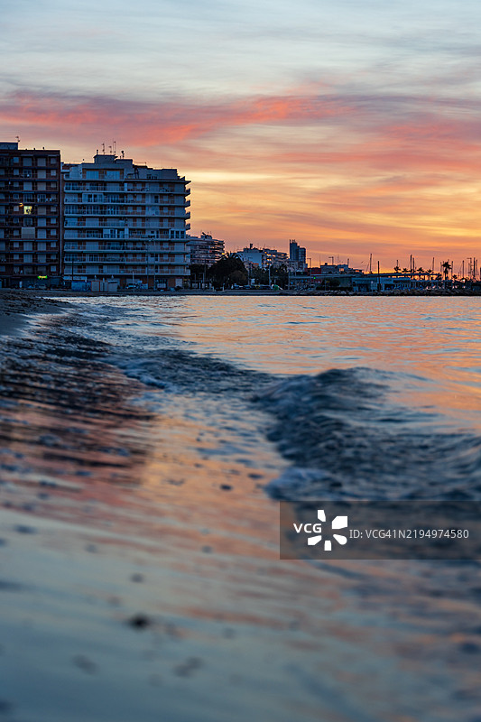 圣波拉港口的金色日出图片素材