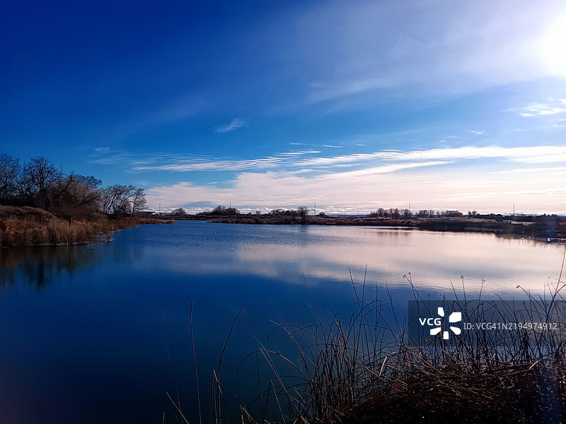 华盛顿州昆西的湖泊美景与蓝天相映图片素材