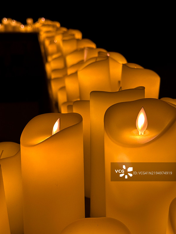 点燃的蜡烛特写图片素材