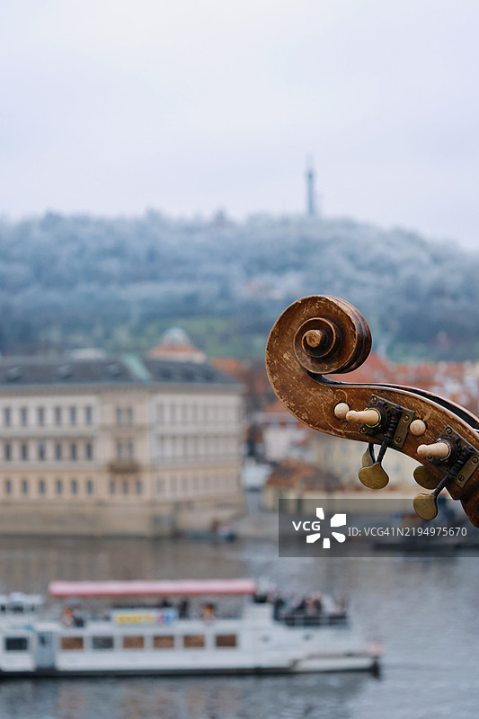 布拉格，捷克共和国，建筑物前的龙雕像特写图片素材