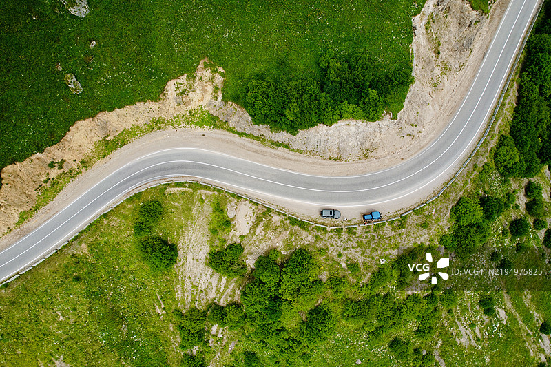 俄罗斯田野中的道路鸟瞰图图片素材