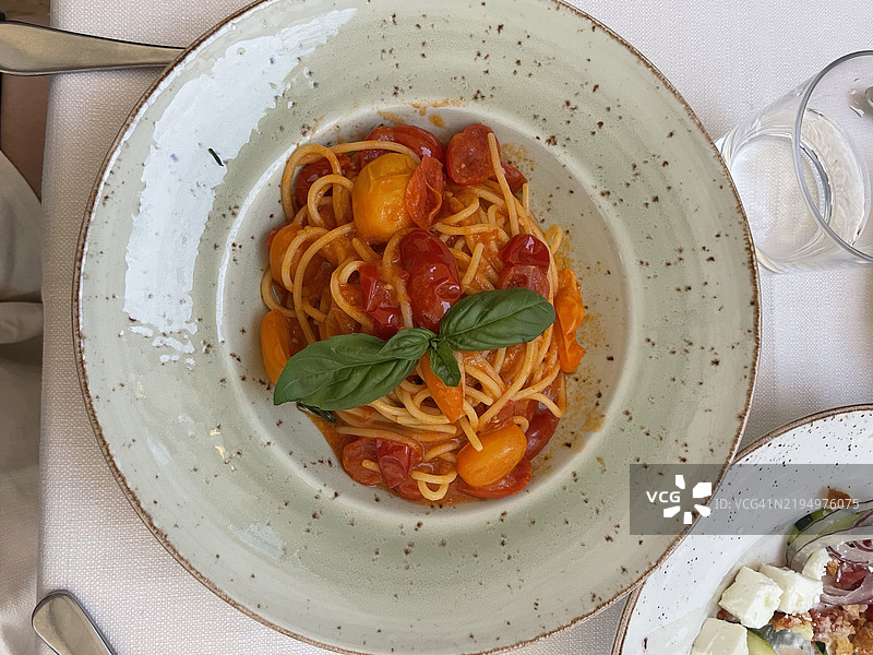 高角度视图的盘子里的意大利面放在桌子上图片素材