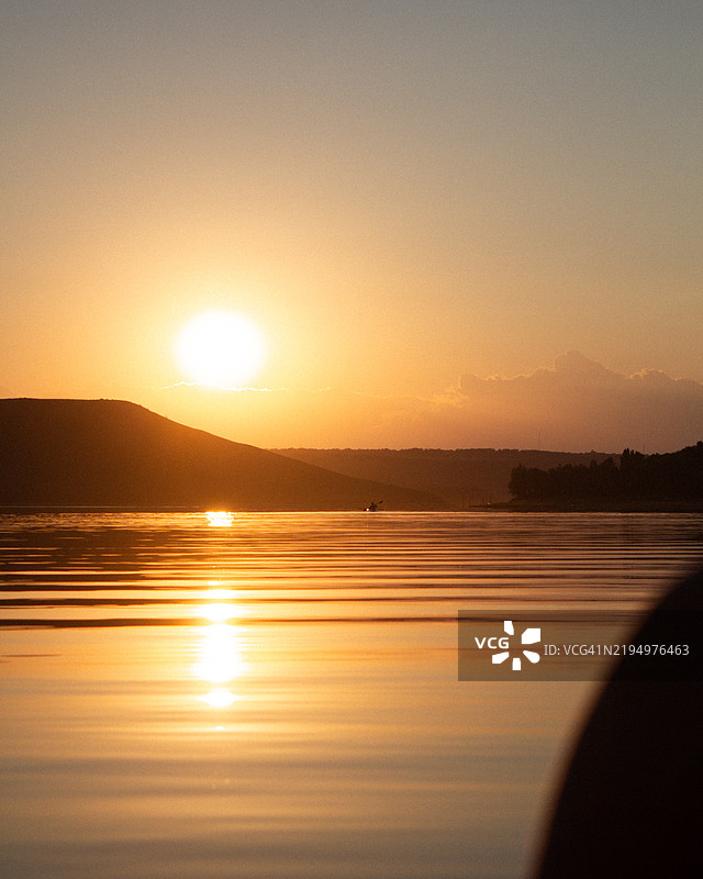 湖泊与橙色天空的美丽景色图片素材