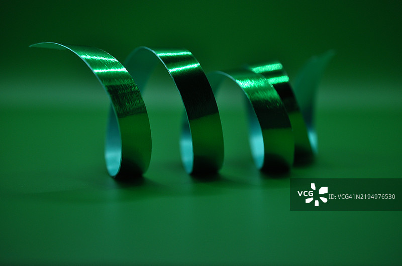 绿色背景下的丝带特写图片素材