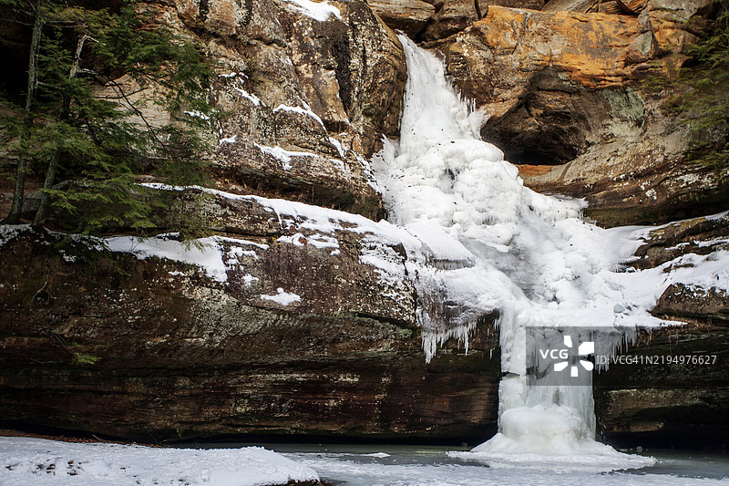 冬季冰封的雪松瀑布，霍金山州立公园，俄亥俄州图片素材
