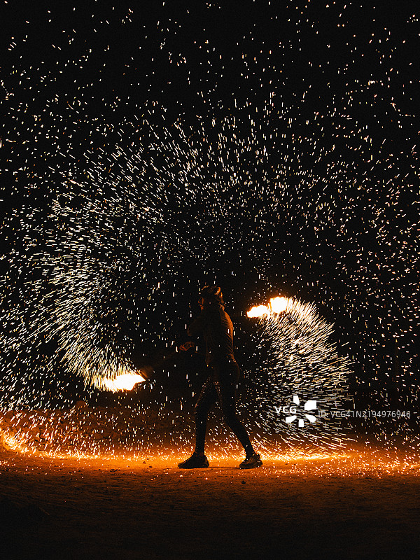 阿加法伊沙漠中的火焰表演者图片素材