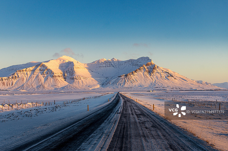 雪山在晴朗天空下的美丽景色图片素材