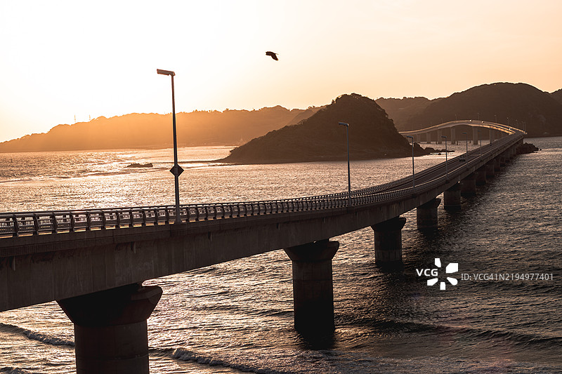 日本金色日落下的津和岛大桥图片素材