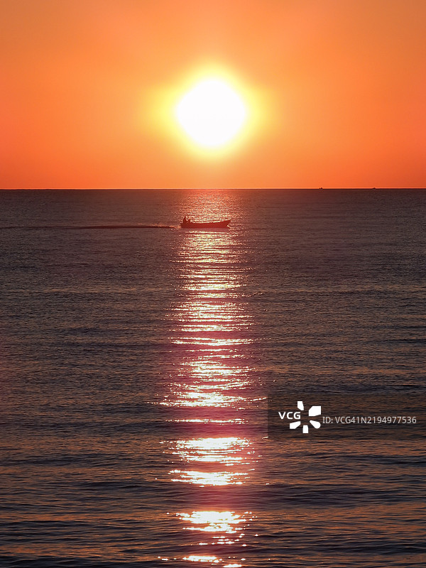 橙色天空下的海景，意大利普利亚地区莫尔恰诺·迪·莱乌卡图片素材