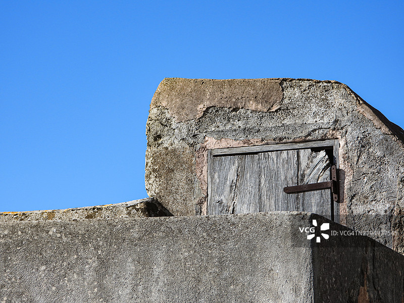低角度视图的古老遗迹与晴朗的蓝天，莫尔恰诺·迪·莱乌卡，普利亚，意大利图片素材