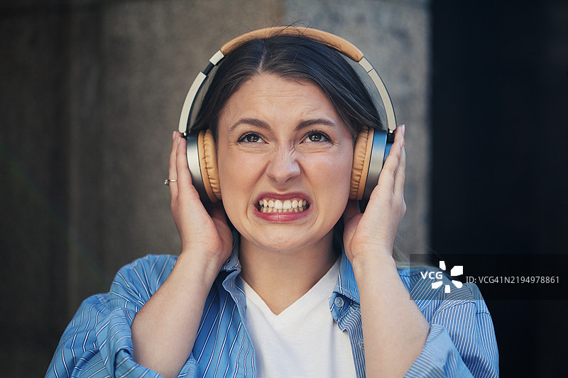 年轻女性有听力损失图片素材