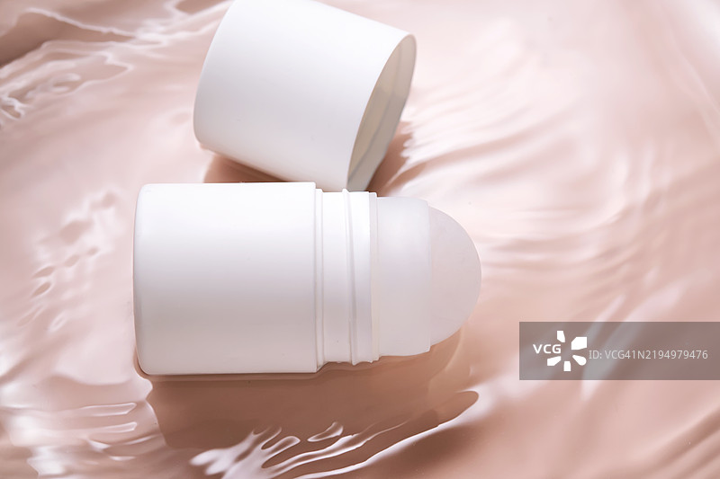 粉色背景下的水中滚珠香 deodorant图片素材