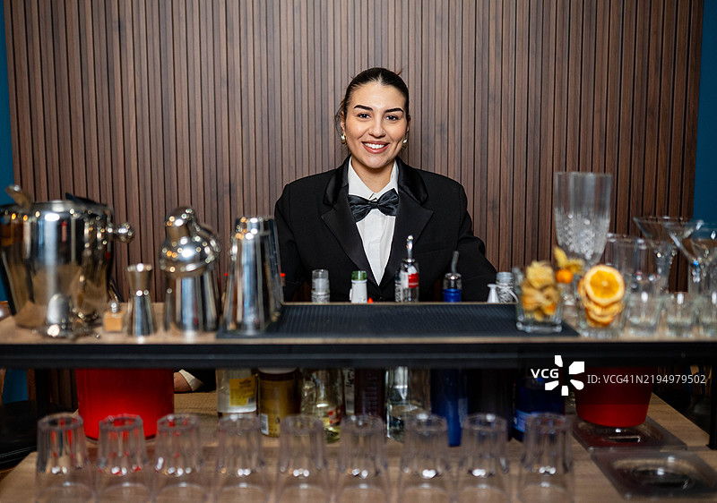 女性调酒师的肖像图片素材