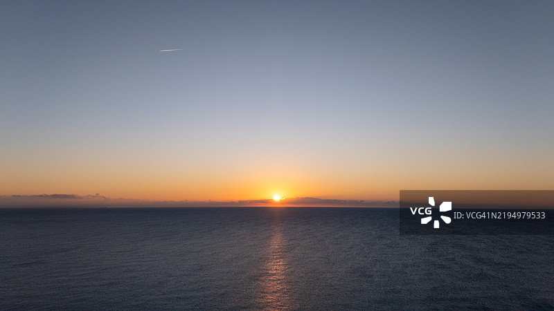 日出时分海洋的无人机航拍视角图片素材