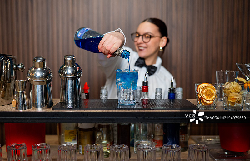 美丽的女调酒师图片素材