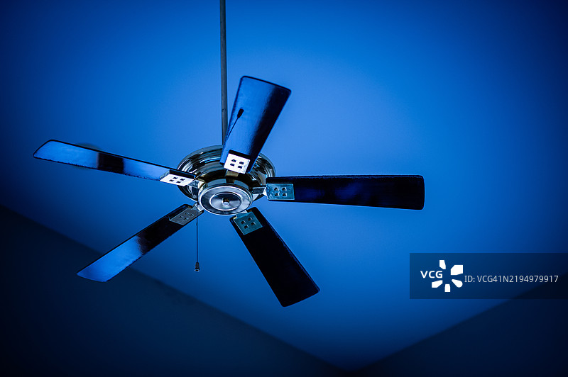 蓝色背景下的天花板风扇低角度视图，春博罗，俄亥俄州，美国图片素材