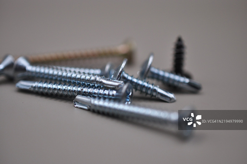 桌子上的螺丝特写图片素材