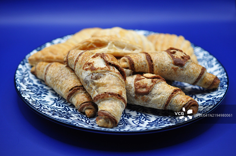 蓝色装饰盘上的饼干 - 福尔内提图片素材