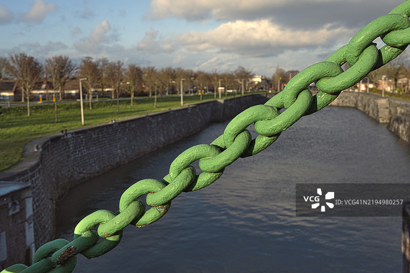湖边链条的特写图片素材