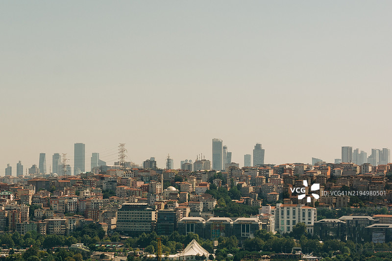 城市天际线与晴朗天空的景观图片素材