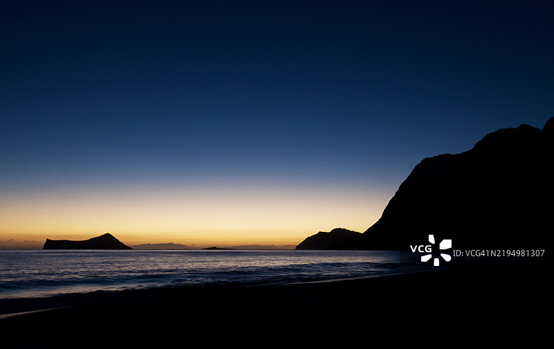 夏威夷，美国，日落时分清澈天空下的海景图片素材