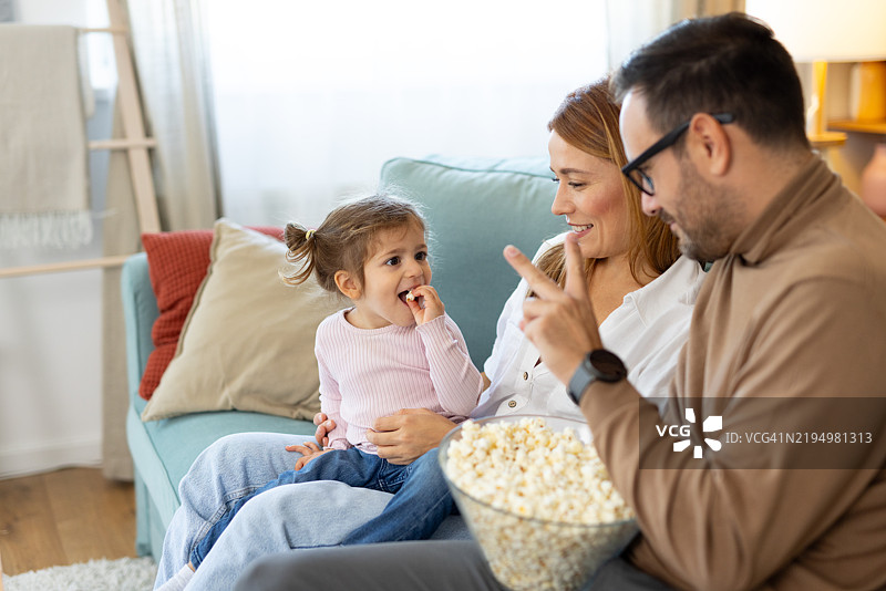 一家人在愉快的交谈中享受爆米花图片素材
