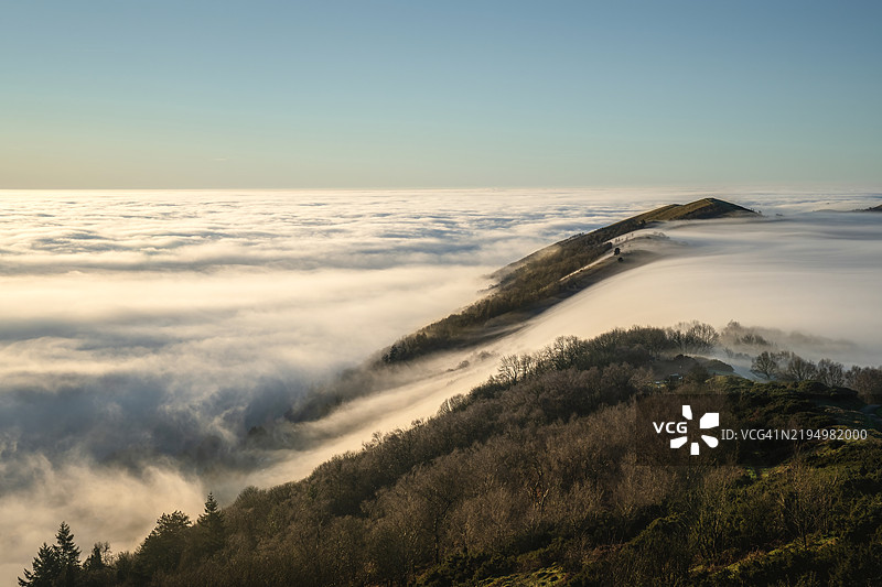 清澈天空下的海洋美景图片素材