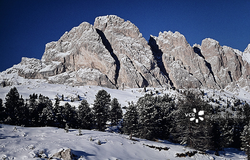 雪山在晴朗天空下的美丽景色图片素材