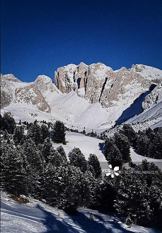 雪山在晴朗天空下的美丽景色图片素材