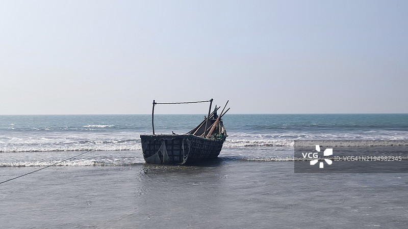 清澈天空下的海洋美景图片素材