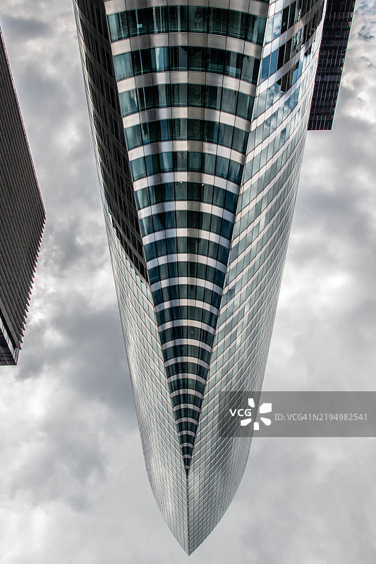 低角度视图的现代建筑与天空相映成趣图片素材